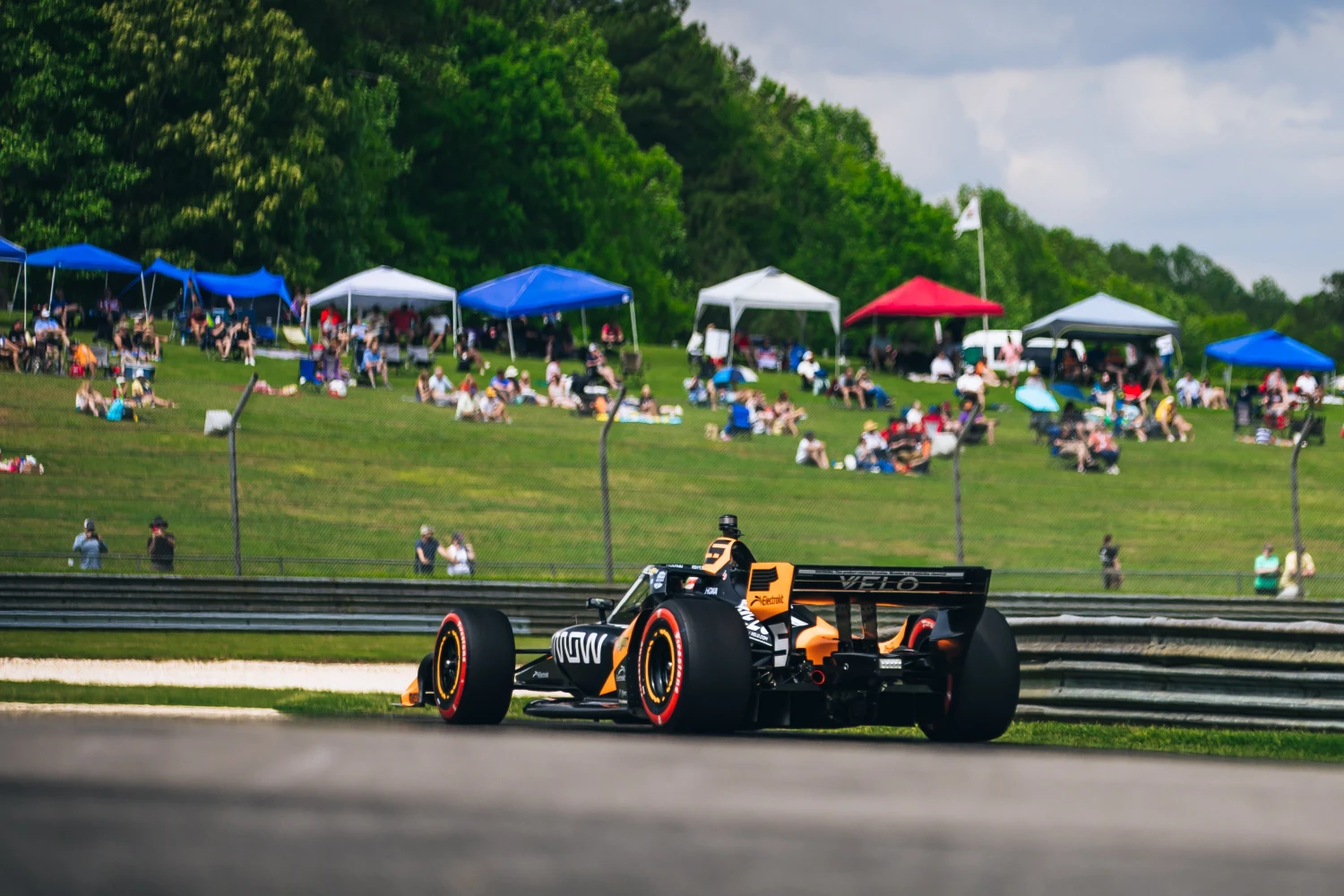 En Indycar, un mannequin tombe sur le circuit pendant la course et tout le monde s’en fiche (vidéo)