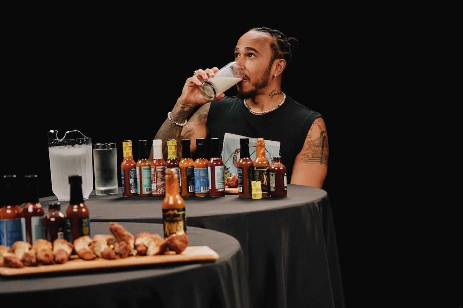 Lewis Hamilton a testé les fameuses sauces épicées dans l’émission Hot Ones