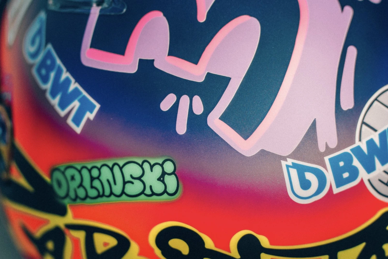 Esteban Ocon présente son casque Miami 2024 réalisé avec Richard Orlinski