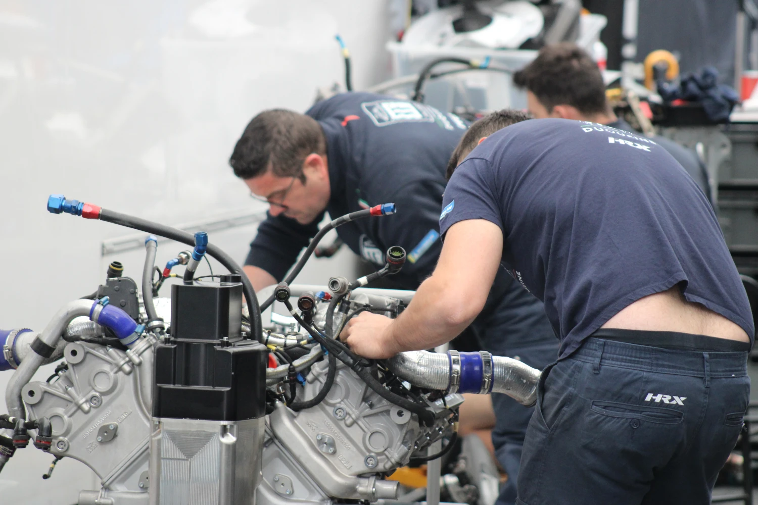 Au Mans, tout le monde s’active dans le paddock avant les 24 Heures