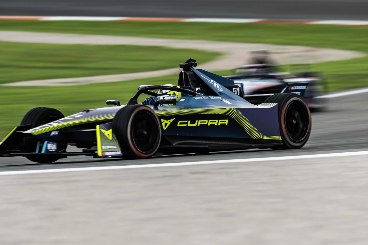 Adrien Tambay en discussion pour un volant dans une grande catégorie du sport automobile