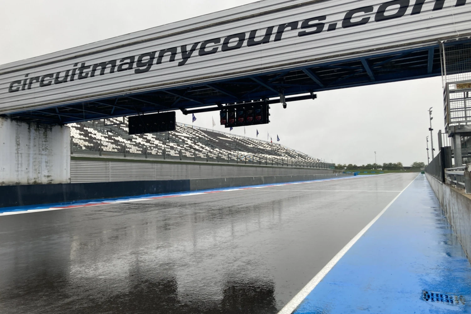 Les tests de pneus perturbés par la pluie à Magny-Cours