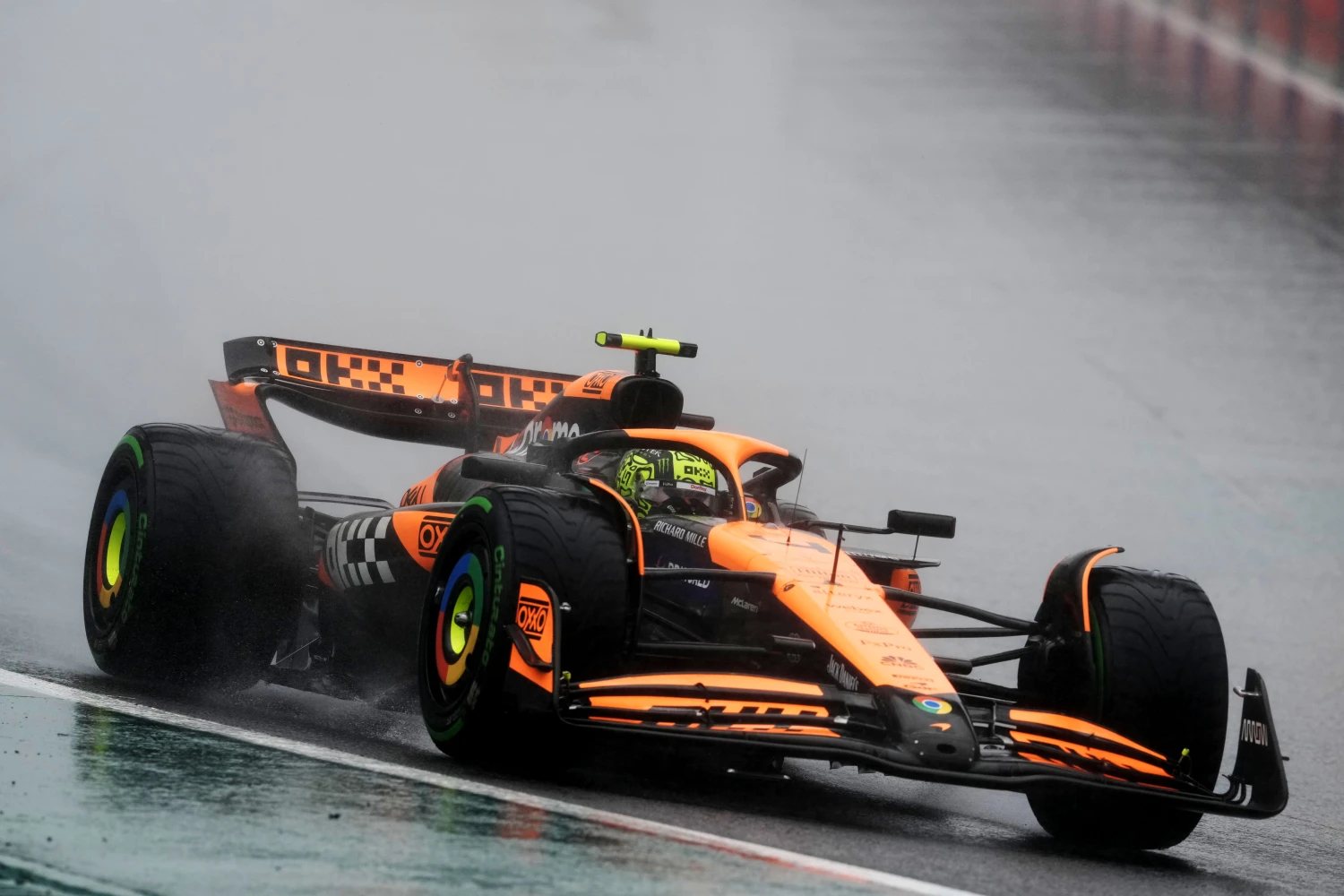 Lando Norris et Oscar Piastri sur la piste pour le premier test de McLaren en 2025