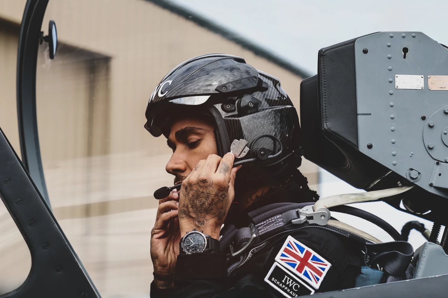 Lewis Hamilton vole à son tour dans un avion de chasse