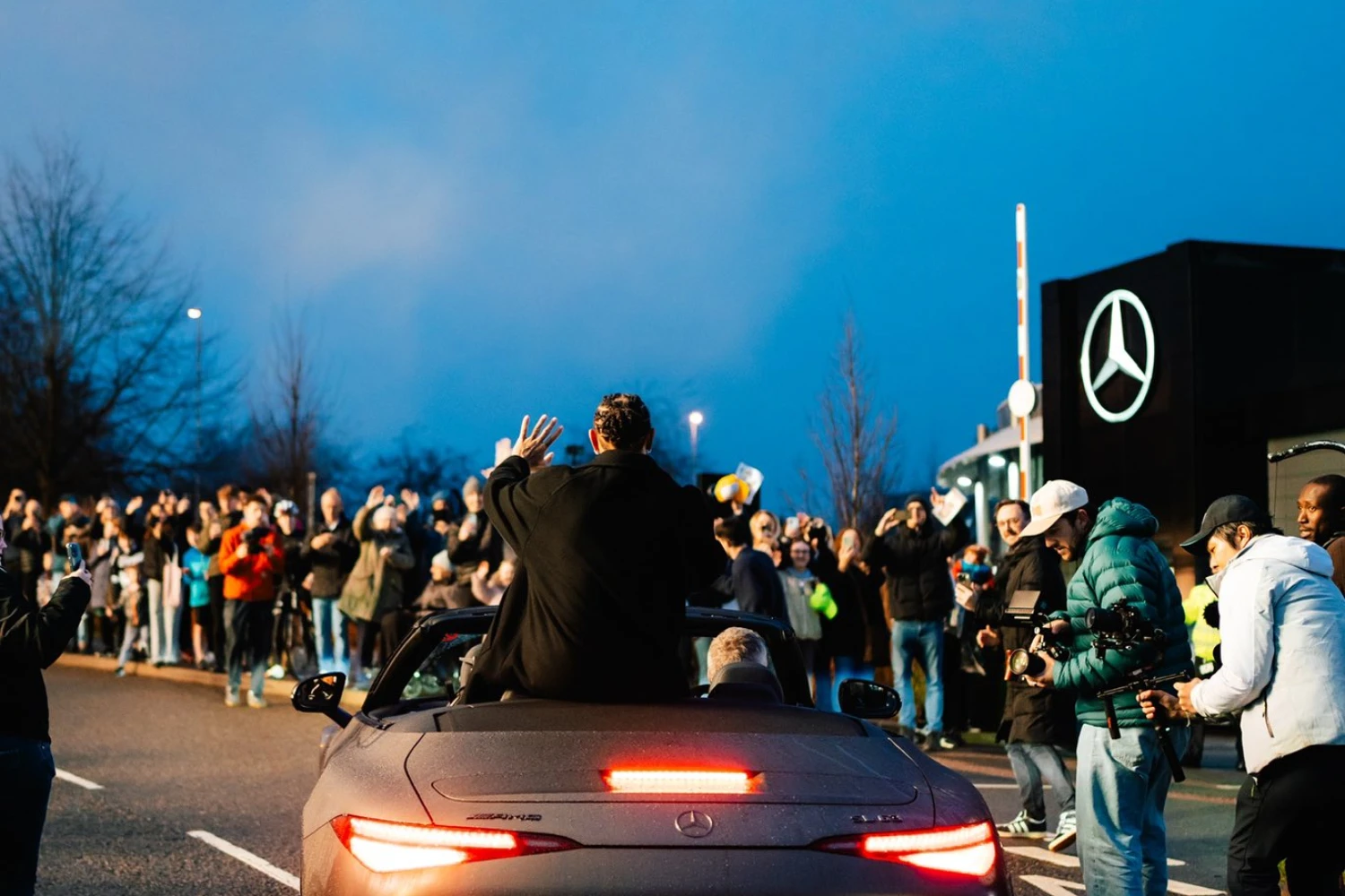 Lewis Hamilton a fait ses adieux à l’usine Mercedes sous un convoi d’honneur et des feux d’artifice