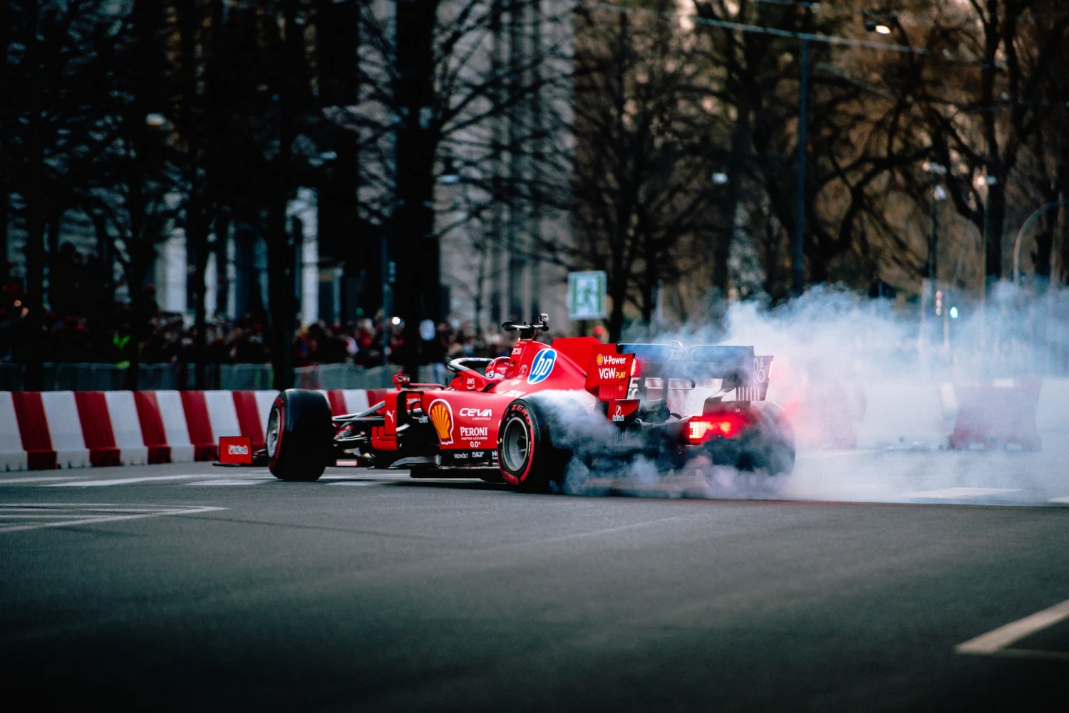 La Scuderia Ferrari en show à Milan devant des milliers de tifosi pour inaugurer le début de la saison