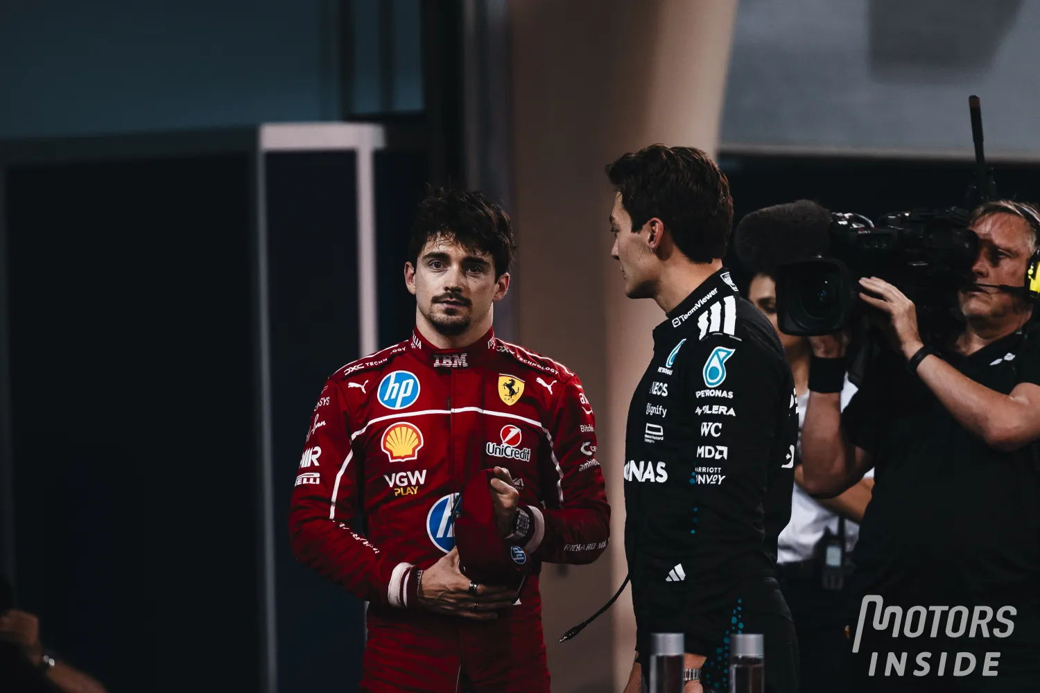 Charles Leclerc au pied du podium du Grand Prix de Bahreïn