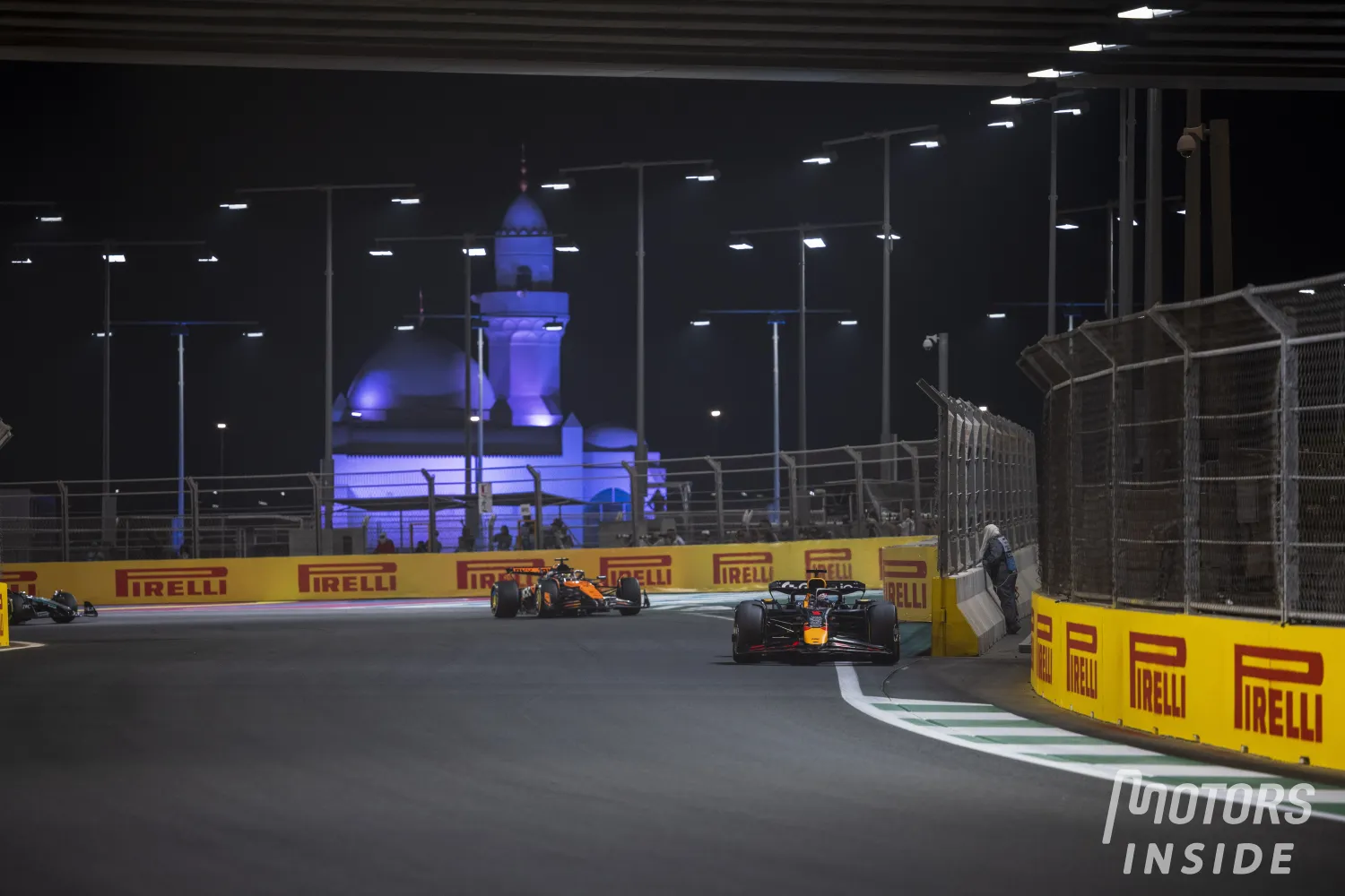 Deux poids, deux mesures ? Les virages coupés d’Hamilton à Abu Dhabi 2021 et de Verstappen à Djeddah 2025