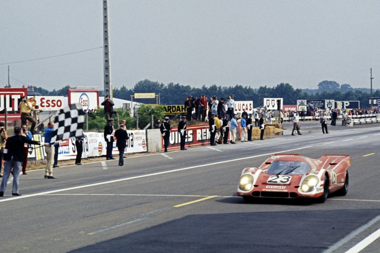 Dickie Attwood, l’homme qui a offert la première victoire à Porsche au Mans, fête ses 85 ans