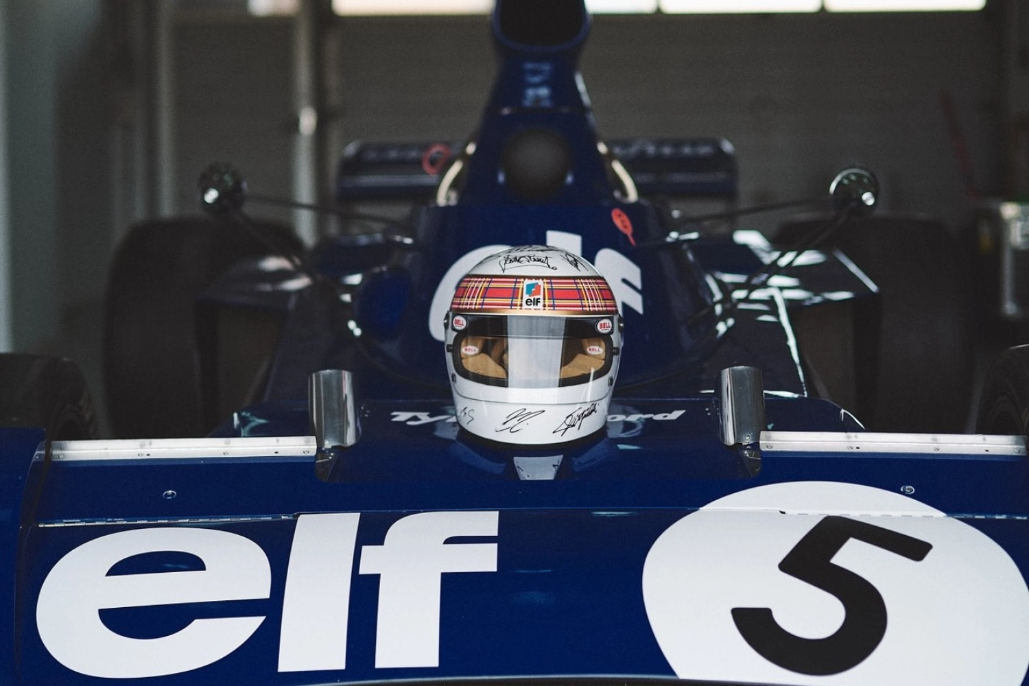 Un casque signé par les 20 champions du monde encore en vie aux enchères