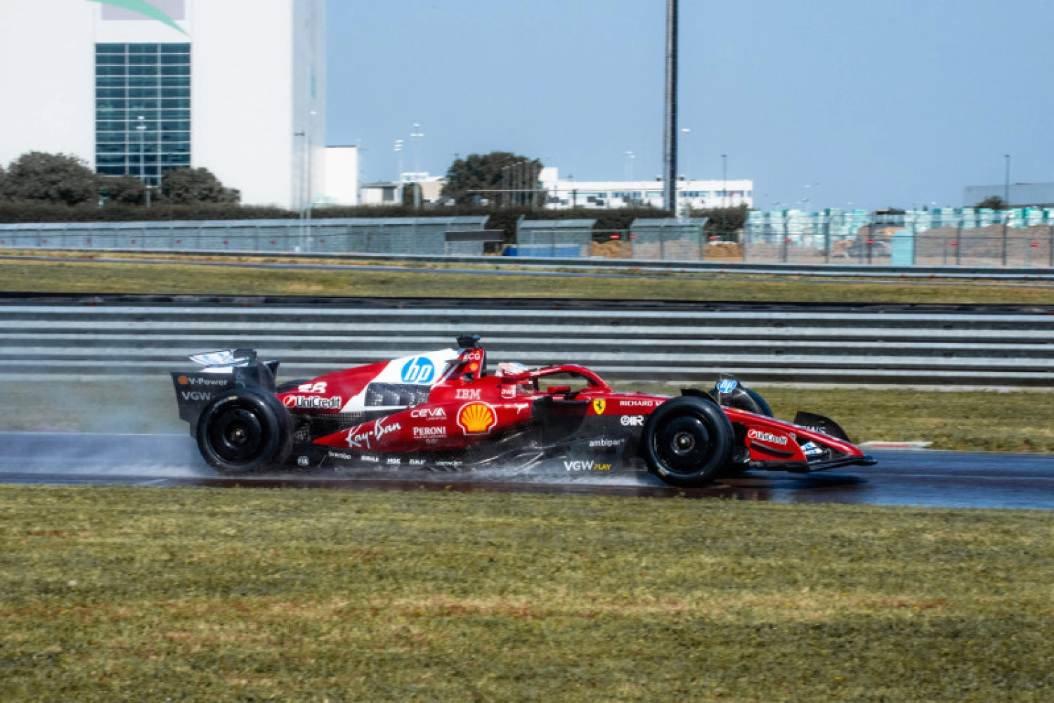 Pirelli clôture ses essais pluie 2026 à Fiorano avec Zhou et Leclerc