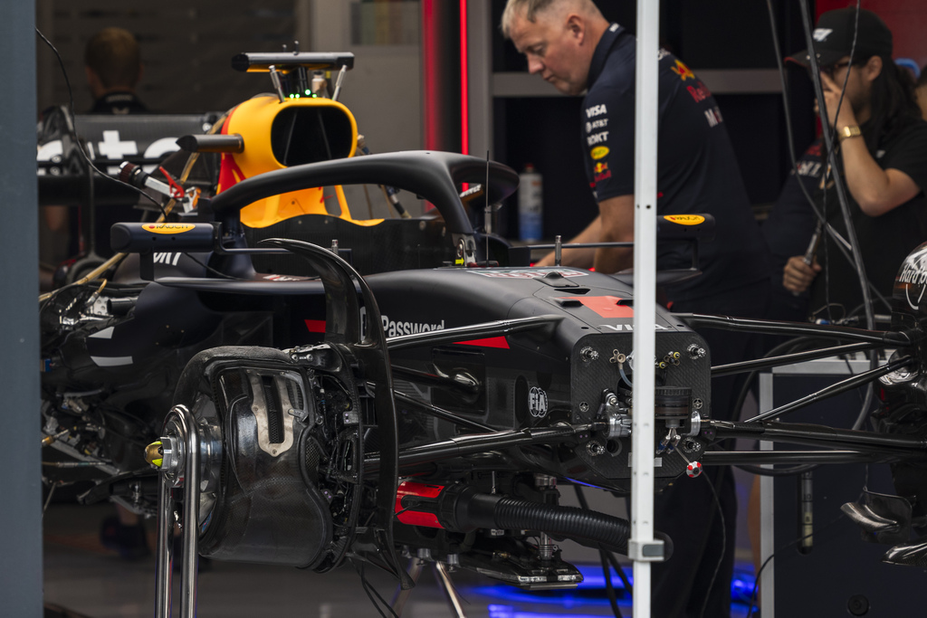 Oracle Red Bull Racing car mechanic box, Overtake Agency / Alexis Perrin