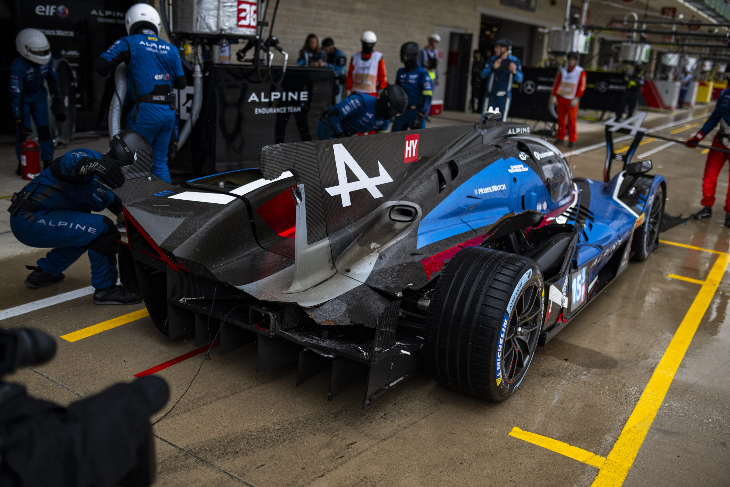 Les mécaniciens ont réparé en un temps record la #36.